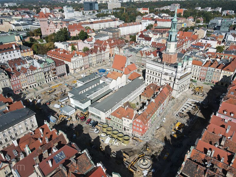 Widok na Stary Rynek w czasie przebudowy z lotu ptaka - grafika artykułu