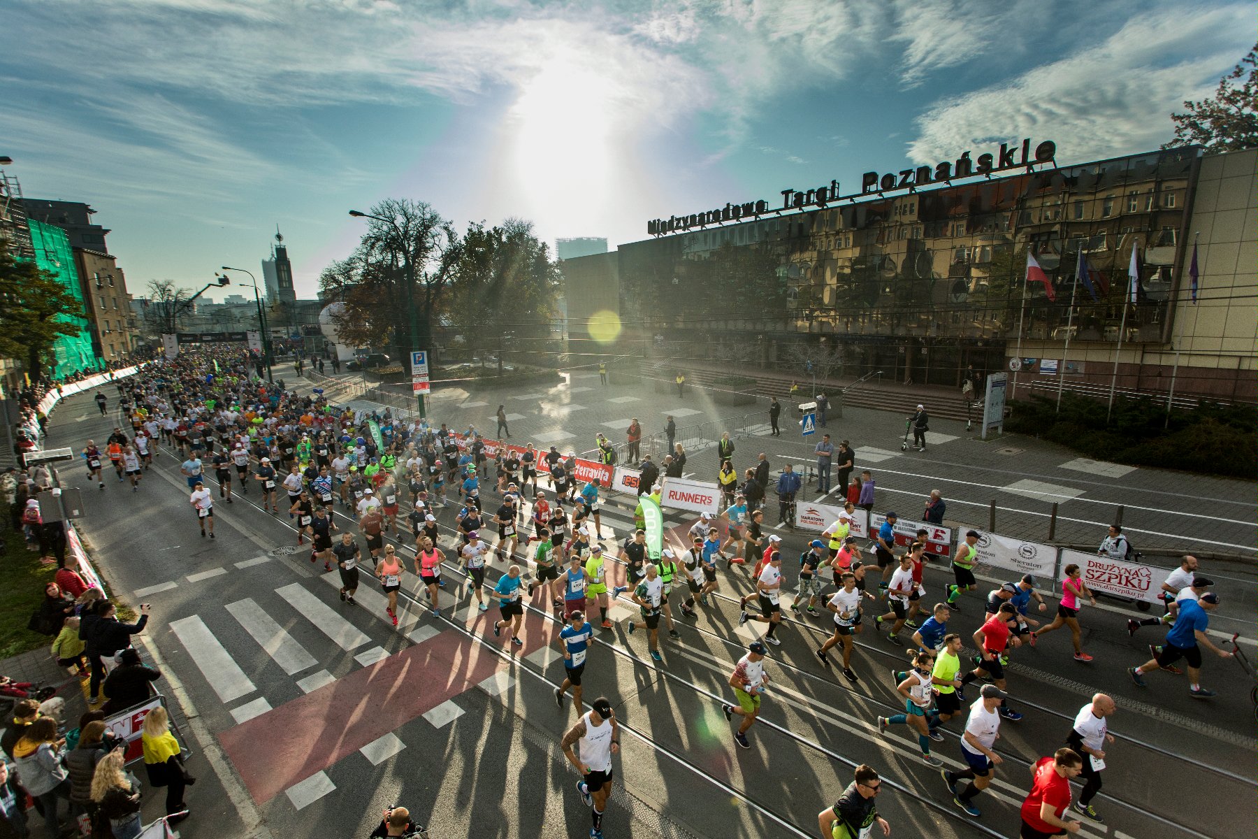 Widok z lotu ptaka na start poprzedniej edycji maratonu - grafika artykułu