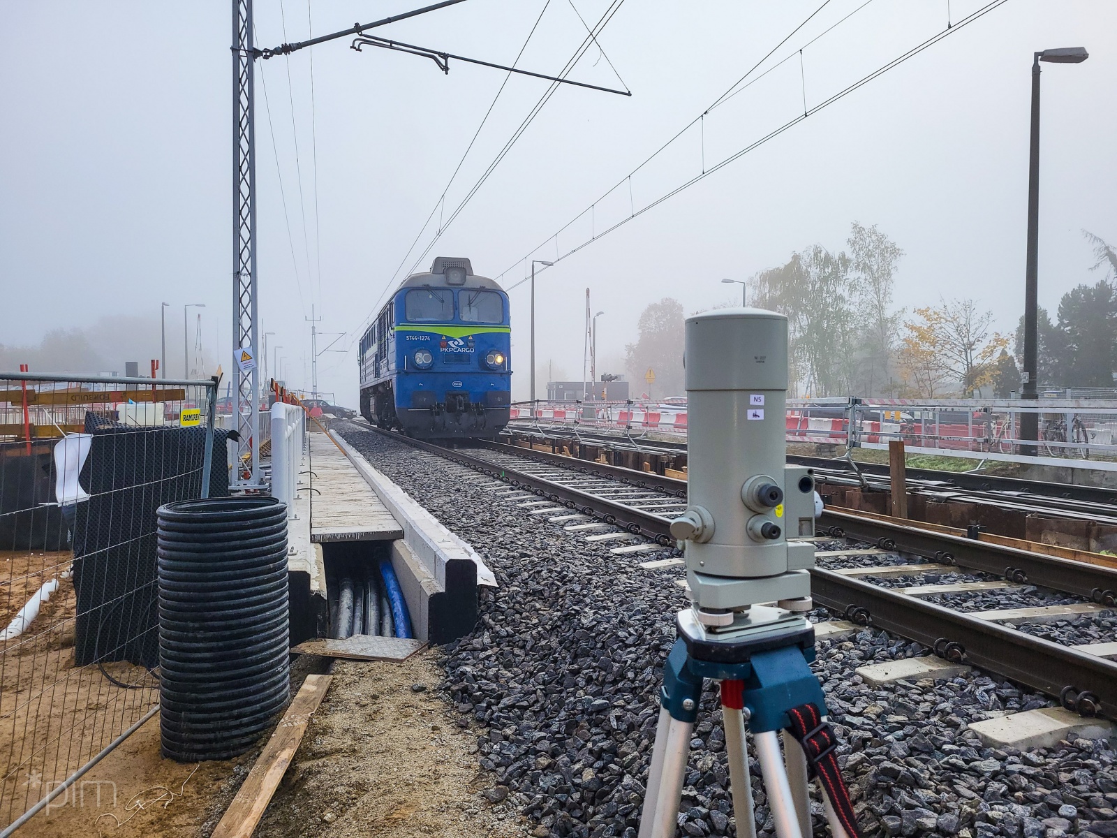 Galeria zdjęć przedstawia lokomotywę przejeżdżającą po nowym wiadukcie - grafika artykułu