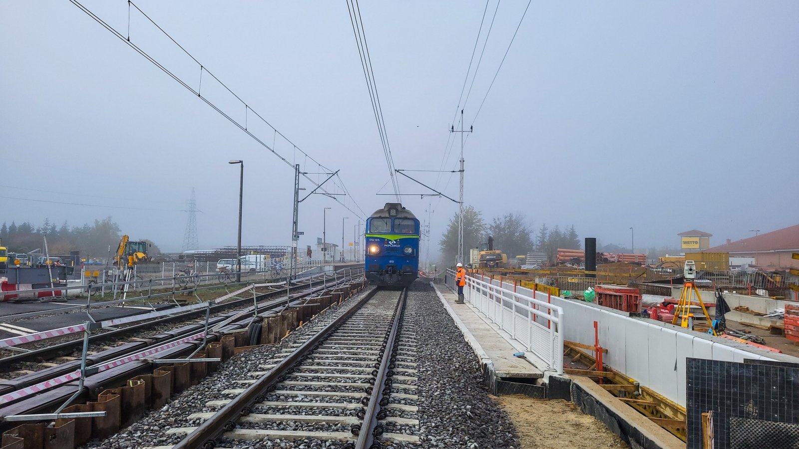 Galeria zdjęć przedstawia lokomotywę przejeżdżającą po nowym wiadukcie