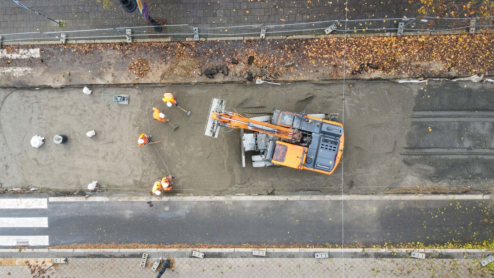 Na zdjęciu remontowana ulica z lotu ptaka, w centrum koparka i robotnicy