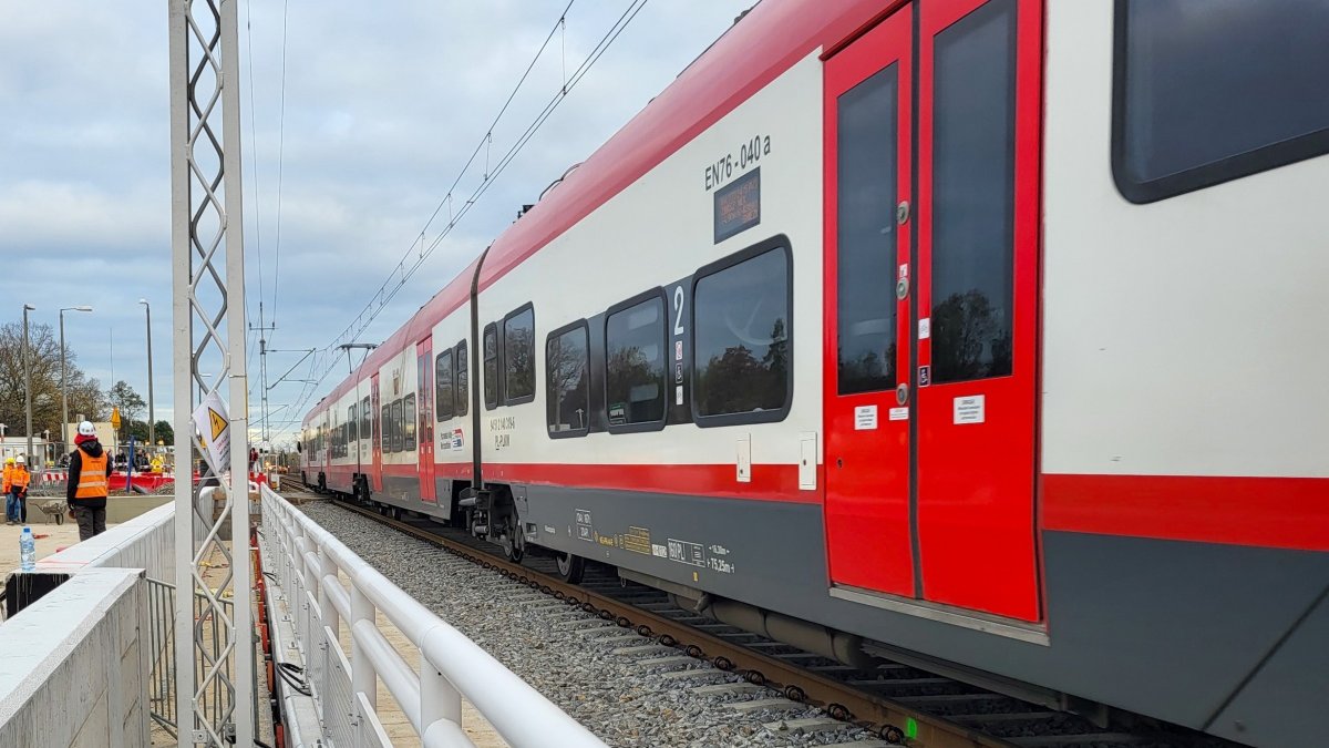 Na zdjęciu widać po prawej pociąg, po lewej plac budowy