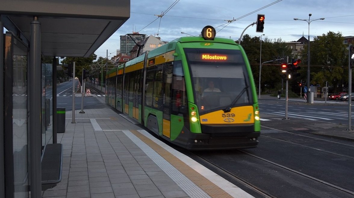 Na zdjęciu tramwaj linii nr 6, stojący na przystanku