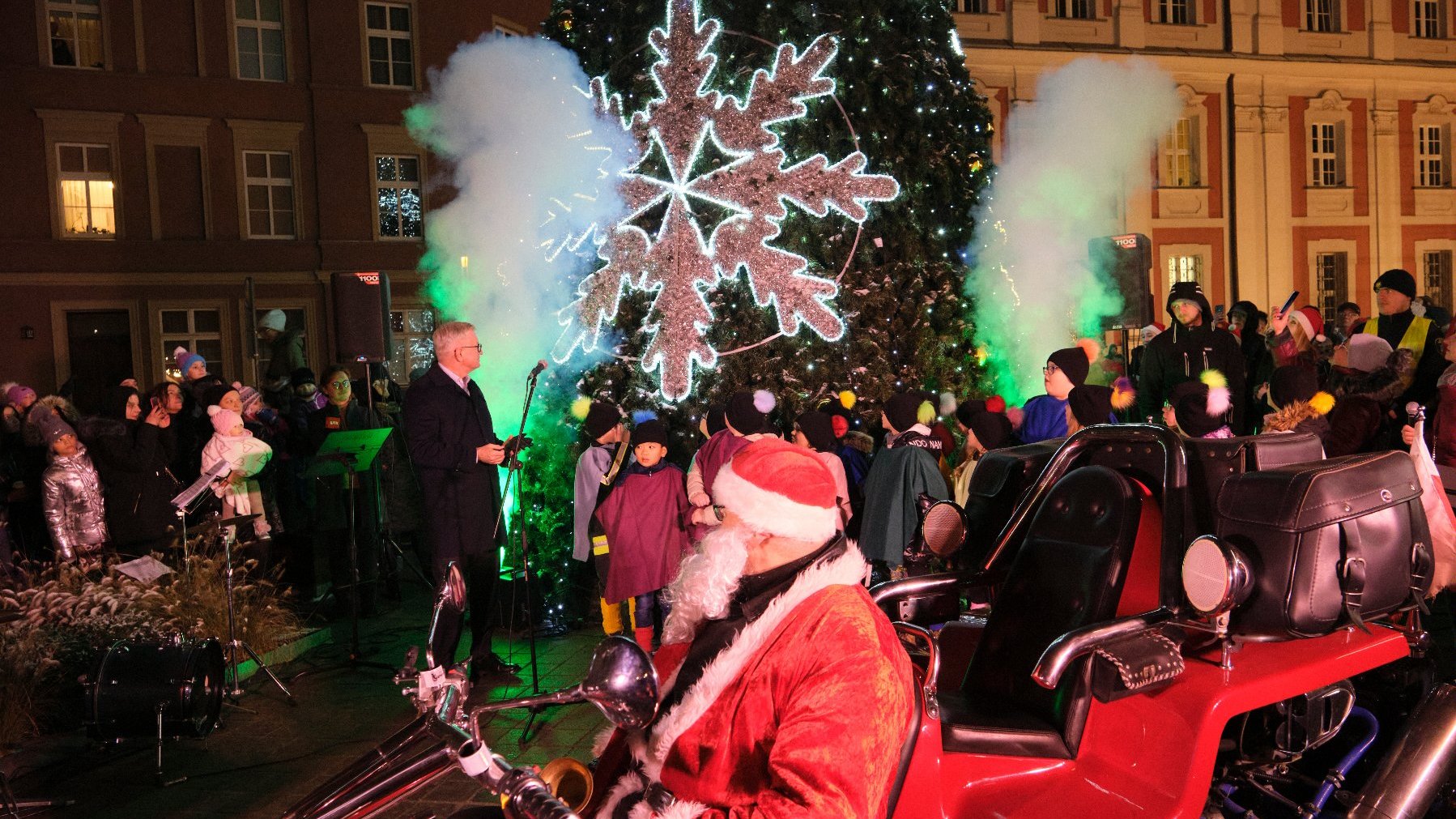 Galeria zdjęć przedstawia rozświetlenie miejskiej choinki na pl. Kolegiackim.