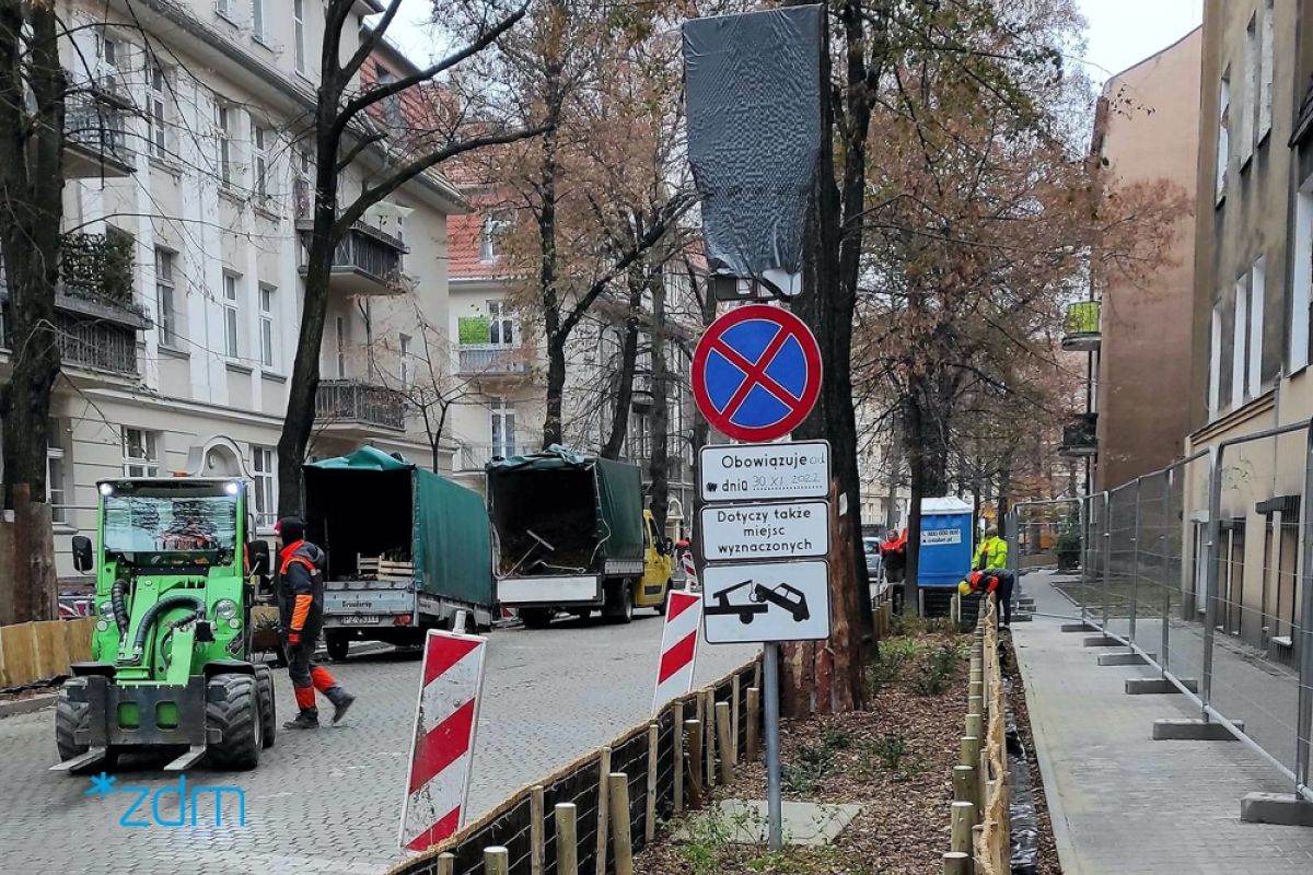 Zdjęcie pokazujace prace przy nasadzeniach zielenie na ul. Karwowskiego - grafika artykułu