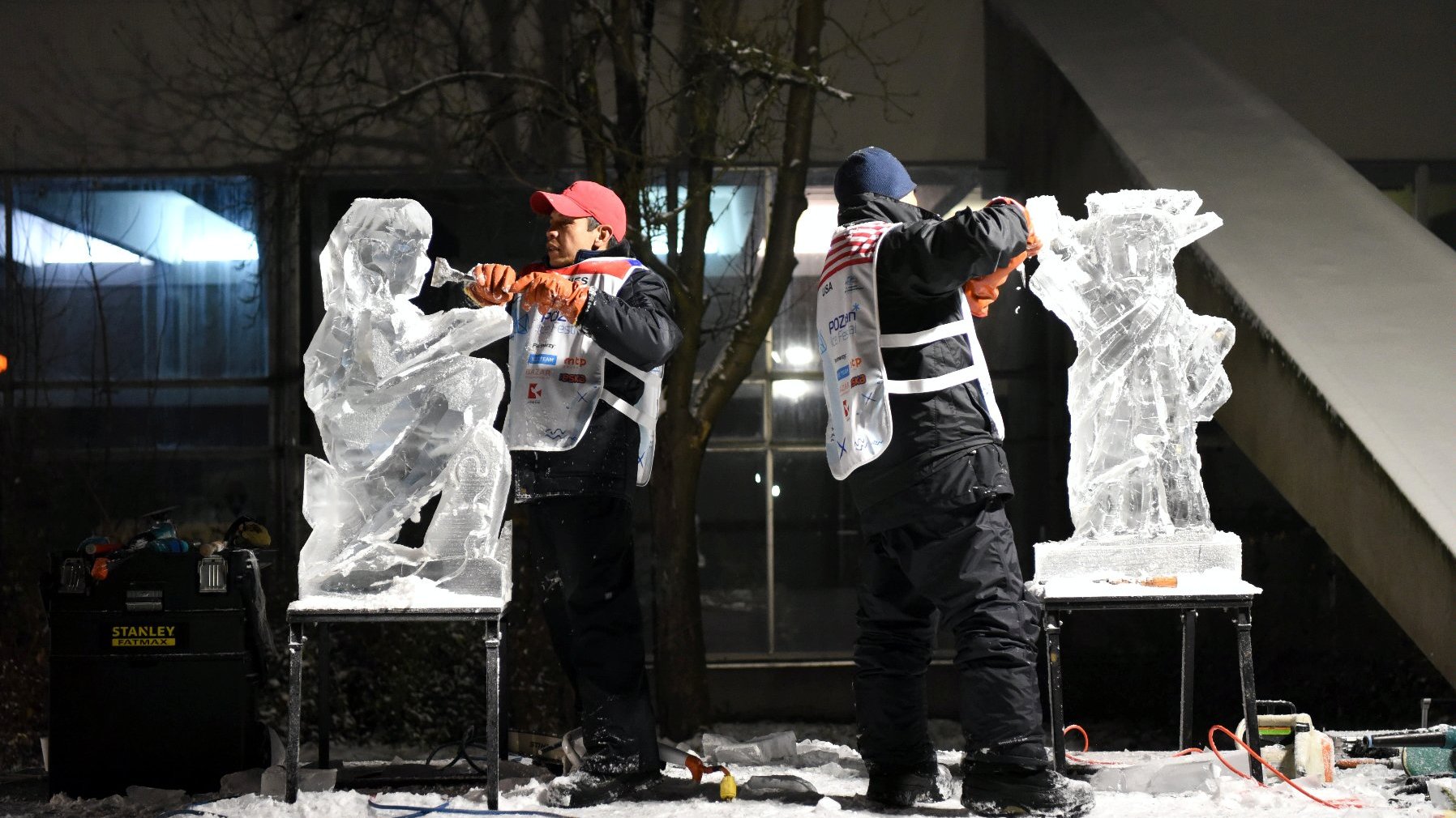 Galeria zdjęć przedstawia rzeźby w lodzie wykonane podczas zeszłorocznej edycji Poznań Ice Festival.