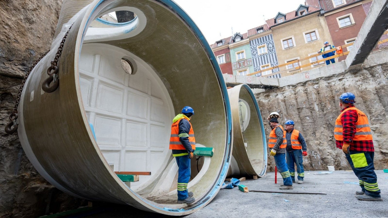 Wielkie elementy zbiornika. Widać ich wielkość bo w środku stoi pracwonik