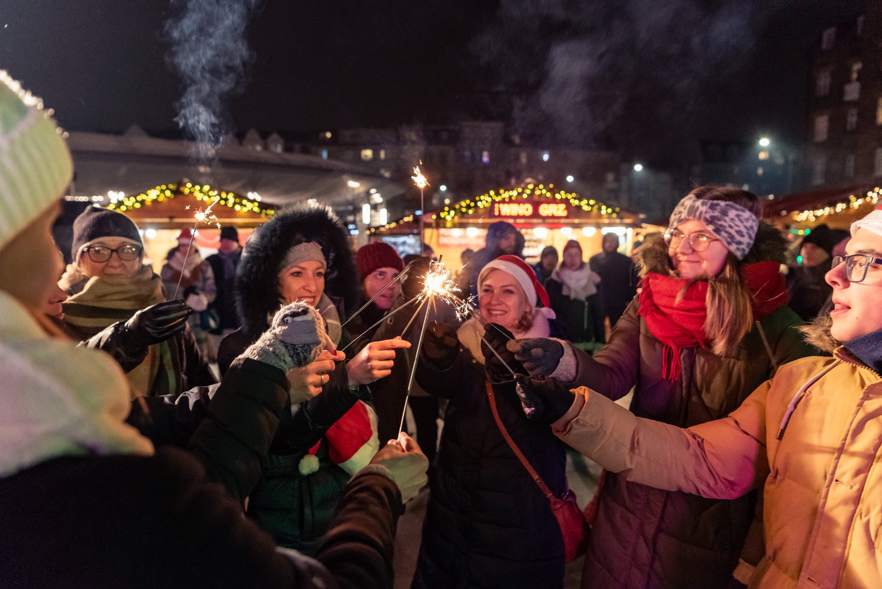 Galeria zdjęć przedstawia imprezę Silent Night na rynku Łazarskim. - grafika artykułu