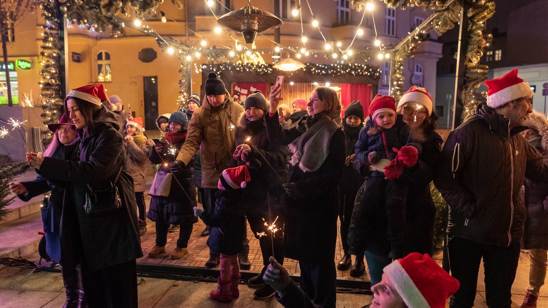 Galeria zdjęć przedstawia imprezę Silent Night na rynku Łazarskim.