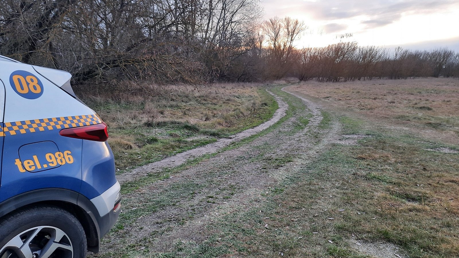 Na zdjęciu radiowóz straży miejskiej oraz posprzątany teren