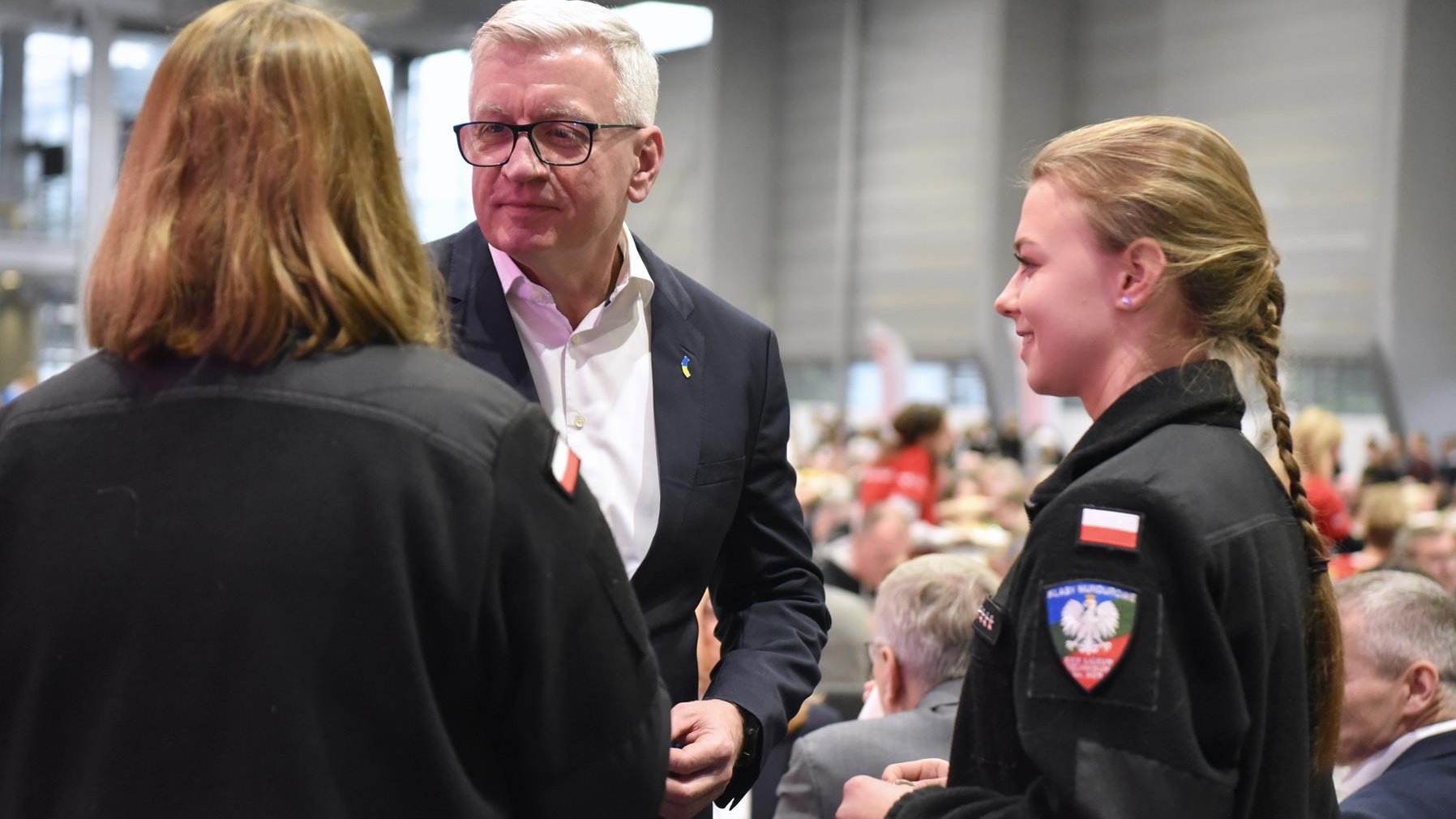 Na zdjęciu prezydent Poznania rozmawiający z wolontariuszami