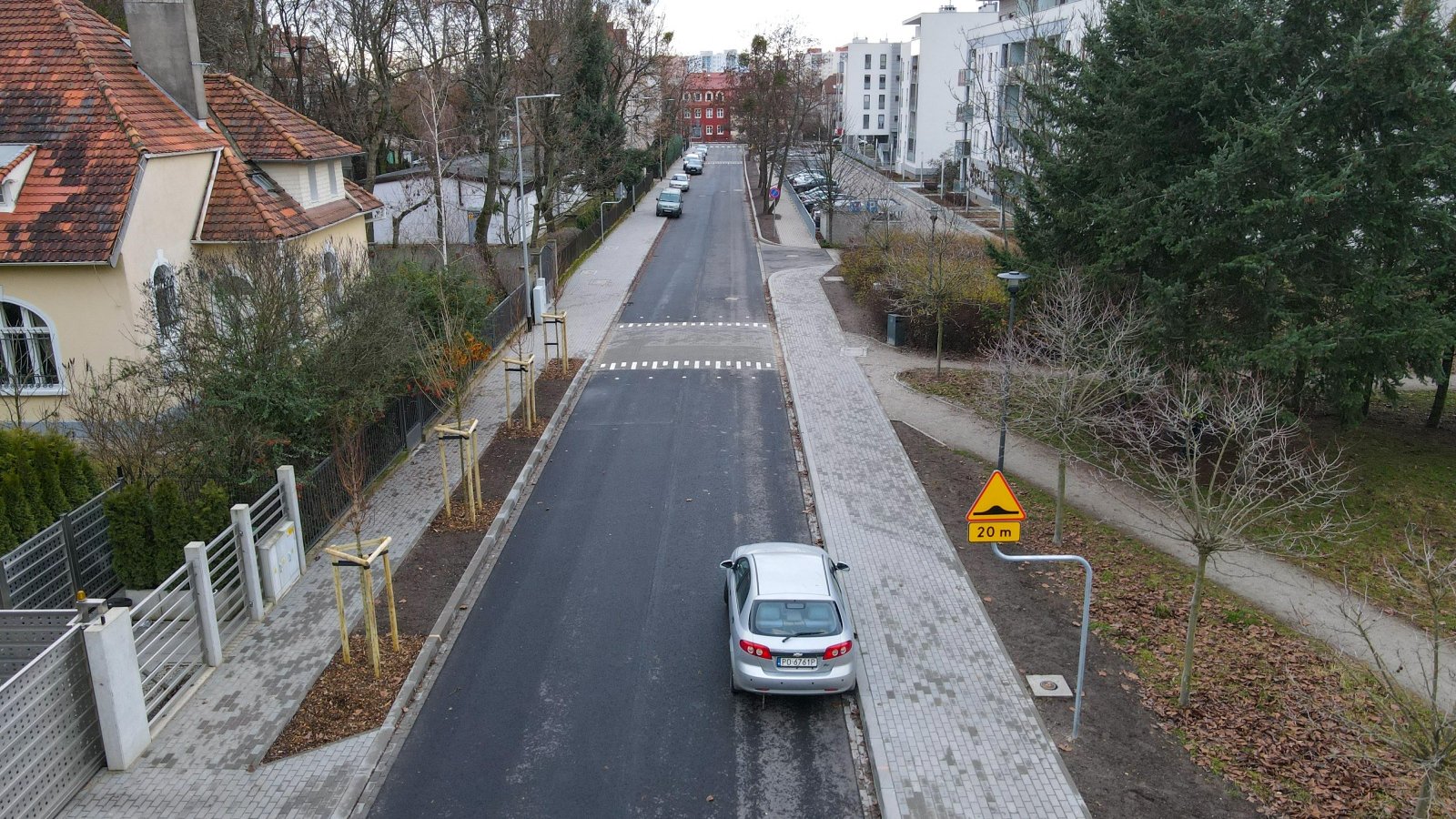 Ulica Heweliusza z nową nawierzchnią i chodnikami