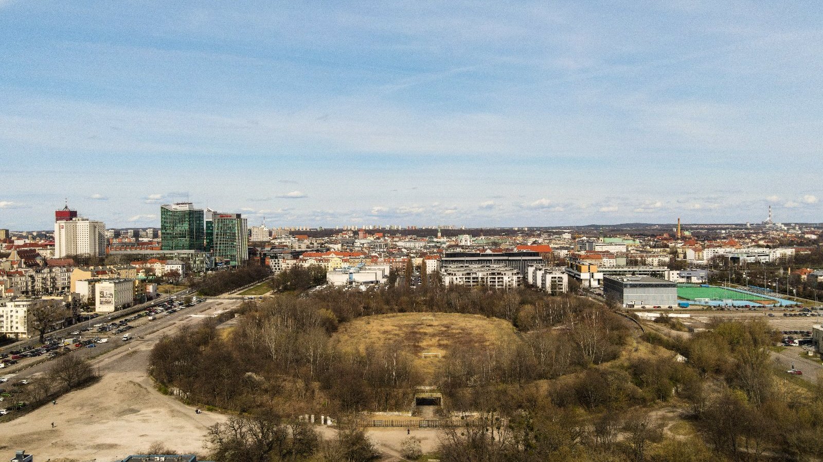 Galeria zdjęć przedstawia zaniedbane tereny byłego stadionu im. Szyca.