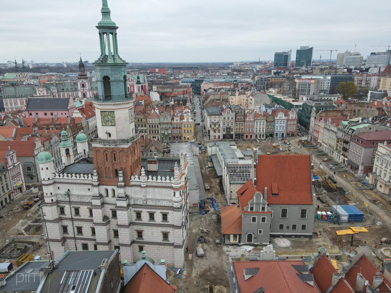 Widok na przebudowywany Stary Rynek z ratuszem - grafika artykułu