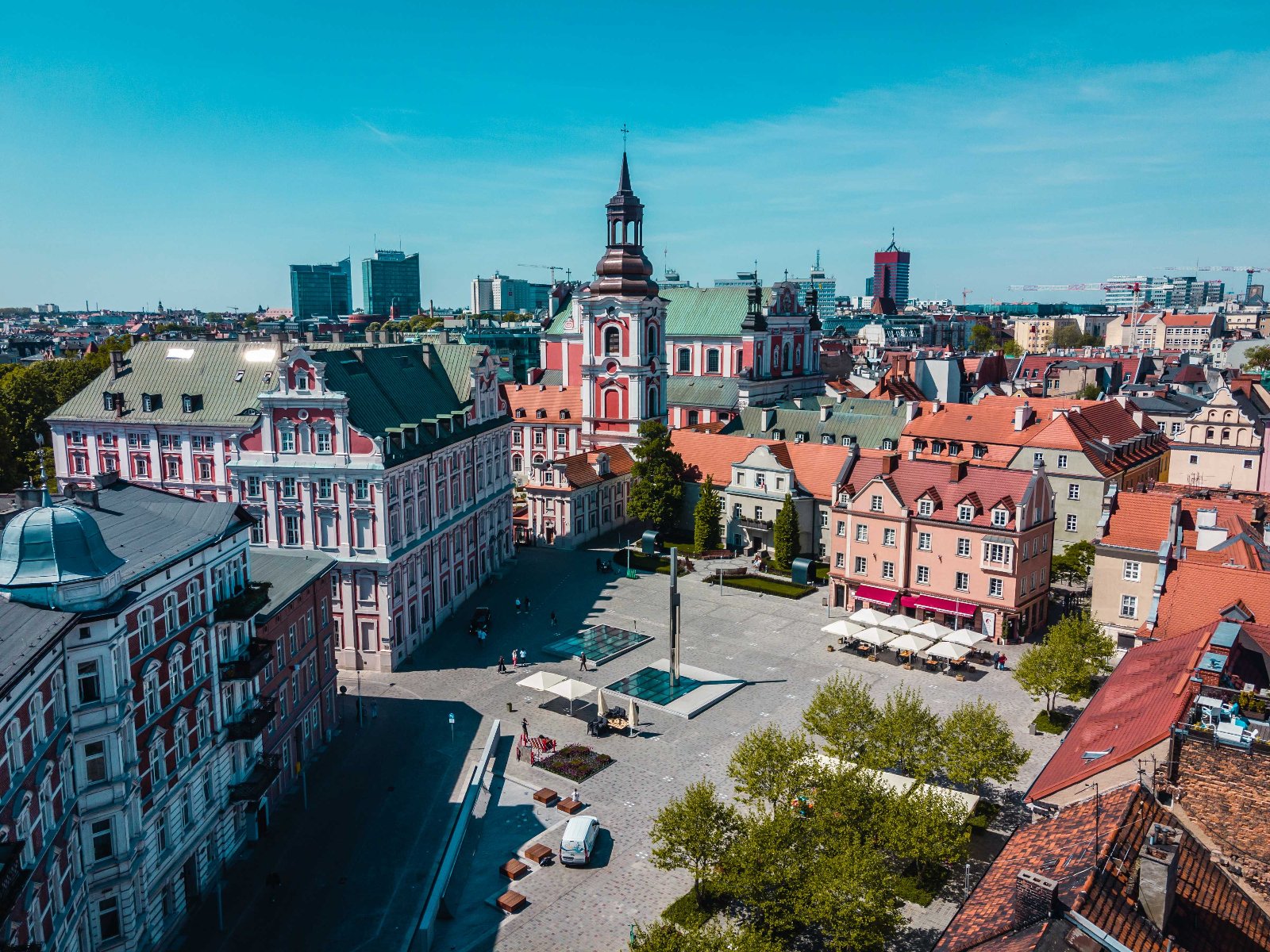 Na zdjęciu widok na plac Kolegiacki z lotu ptaka - grafika artykułu