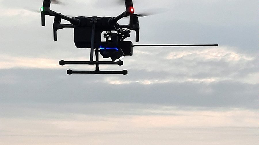 Na zdjęciu dron unoszący się w powietrzu