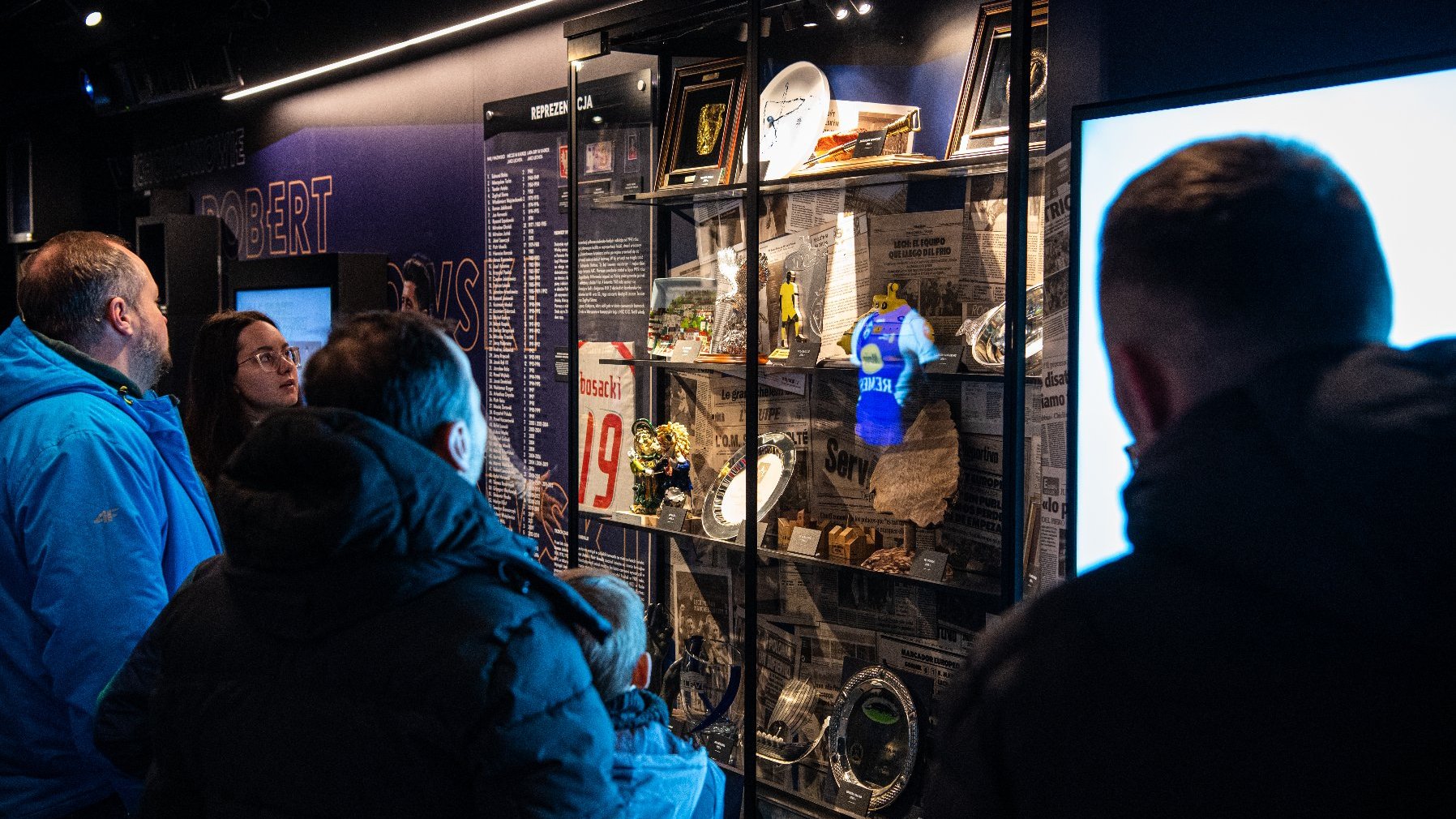 Na zdjęciu kilka osób przygląda się ekspozycji muzeum