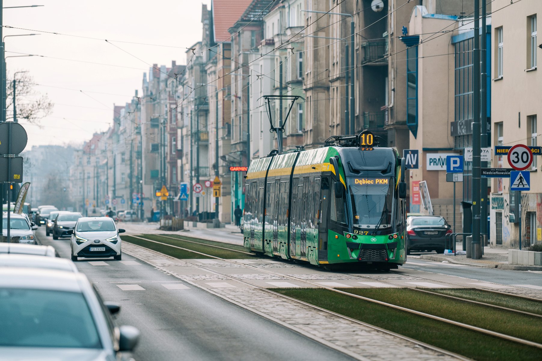 Ulica Wierzbięcice z tramwajem i samochodami - grafika artykułu