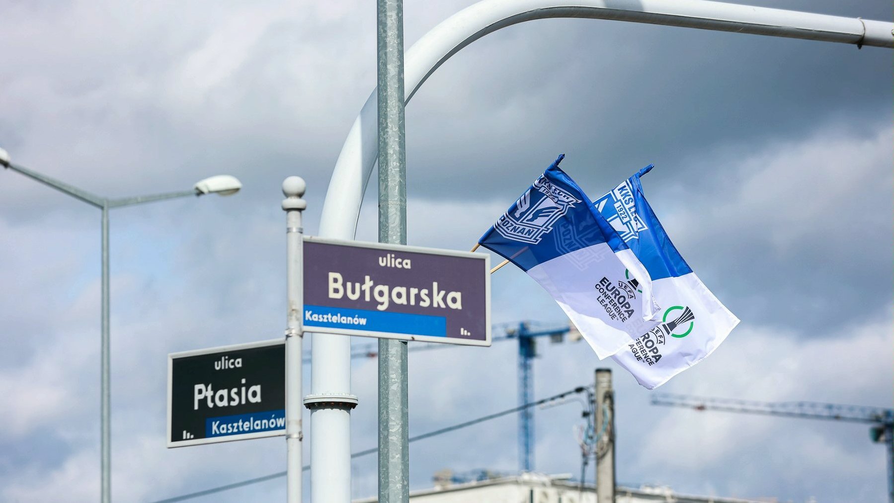 Chorągiewki związane z walką Lecha w Lidze Konferencji