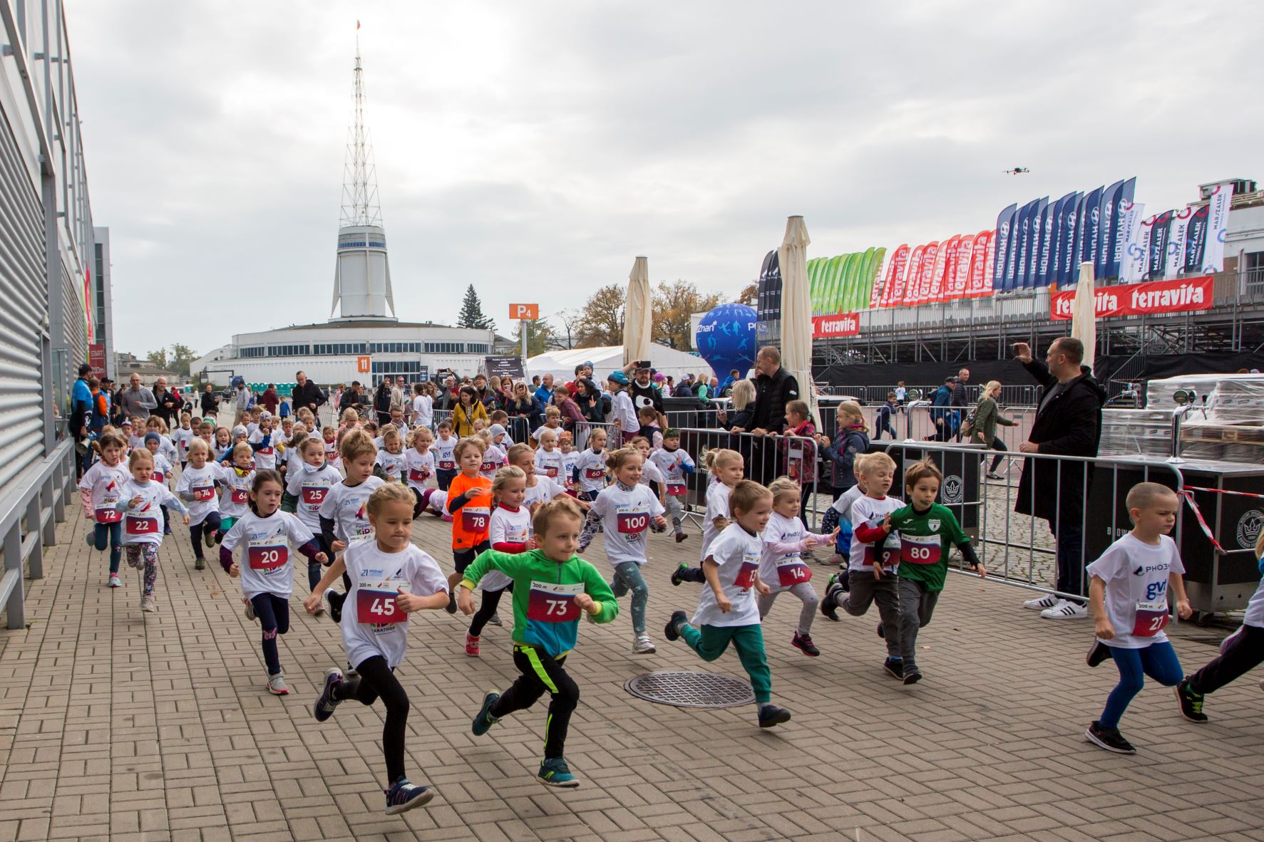 Dzieci biegnące podczas jednej z poprzedniej edycji Phoenix Kids Półmaratonu - grafika artykułu