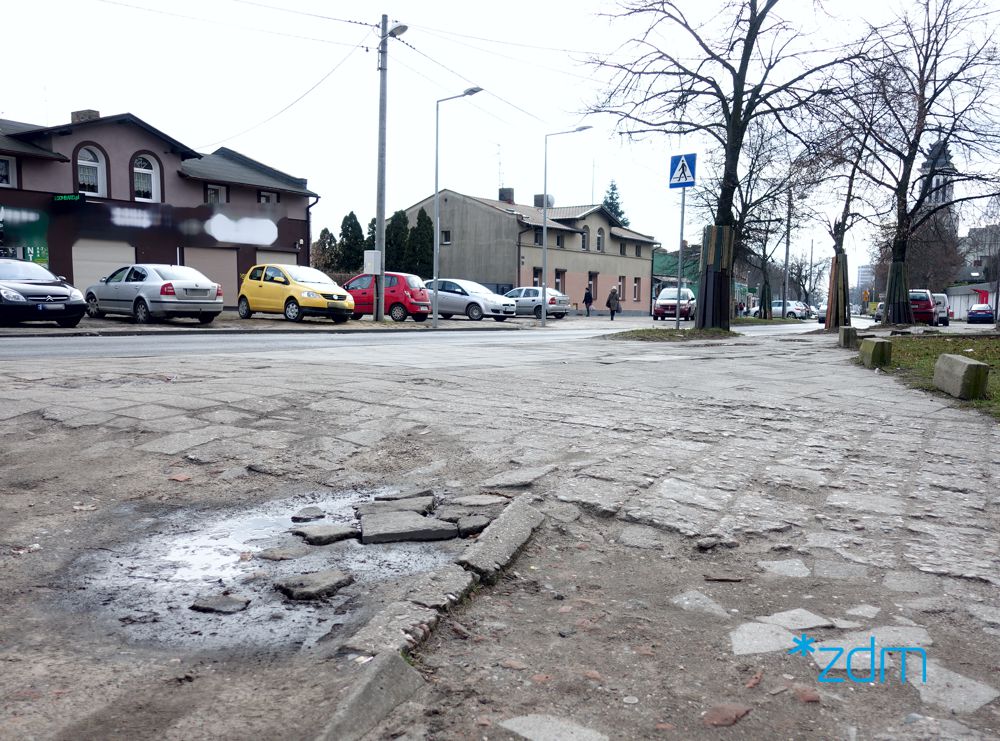 Galeria zdjęć pokazująca jak wygląda chodnik na Dębcu przed remontem - grafika artykułu