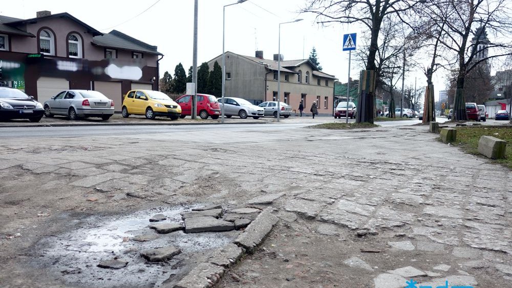 Galeria zdjęć pokazująca jak wygląda chodnik na Dębcu przed remontem