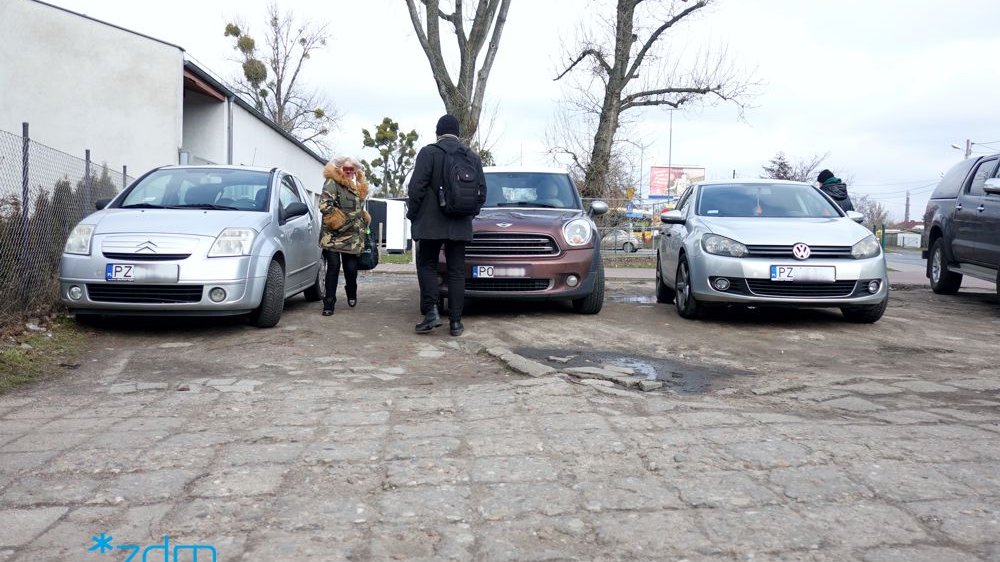 Galeria zdjęć pokazująca jak wygląda chodnik na Dębcu przed remontem