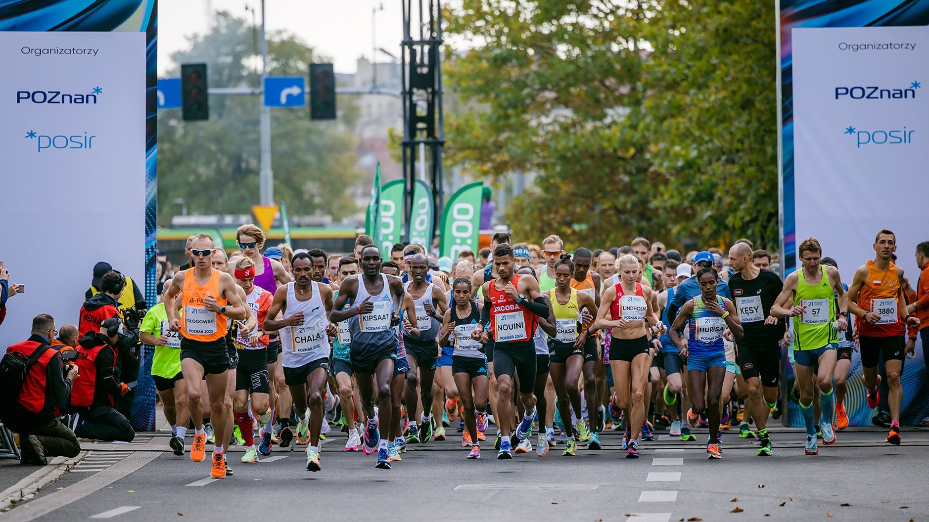 Na zdjęciu grupa biegaczy rozpoczynających maraton