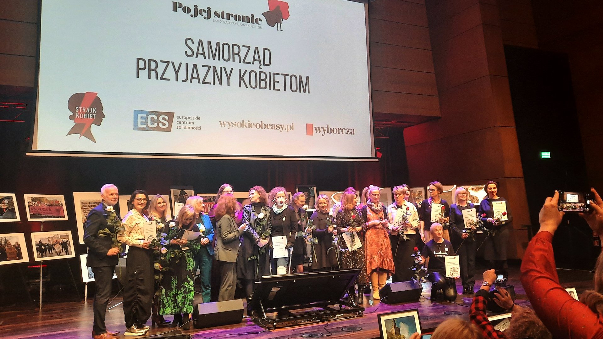 Na zdjęciu przedstawiciele nagrodzonych samorządów na scenie