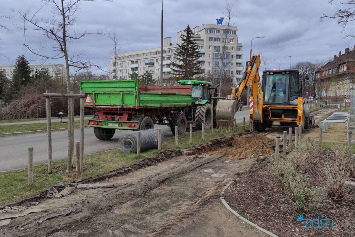 Koparka wybierająca ziemię pod chodnik z nawierzchni mineralnej - grafika artykułu