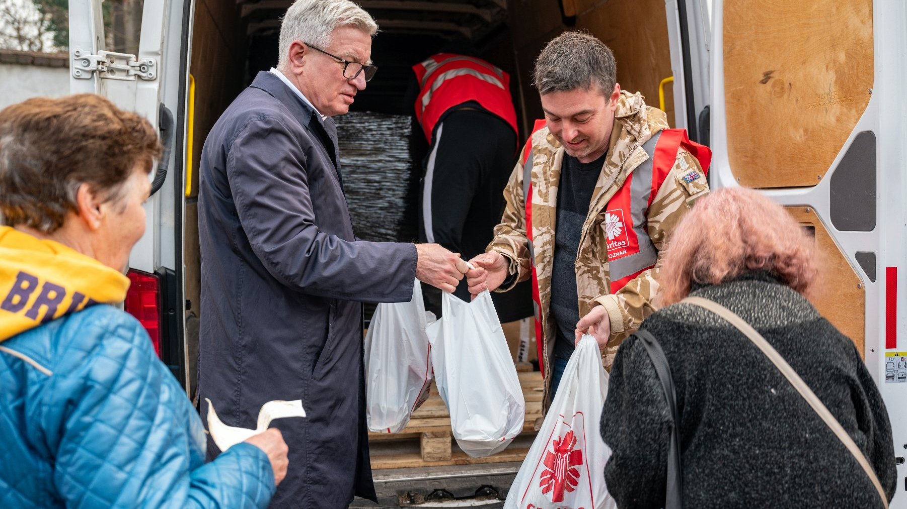 Galeria zdjęć przedstawia śniadanie wielkanocne dla osób potrzebujących przy ul. Łąkowej.