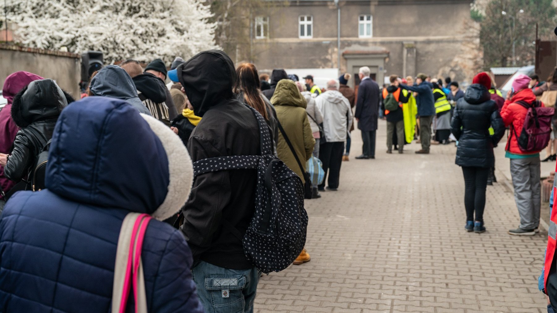 Galeria zdjęć przedstawia śniadanie wielkanocne dla osób potrzebujących przy ul. Łąkowej.