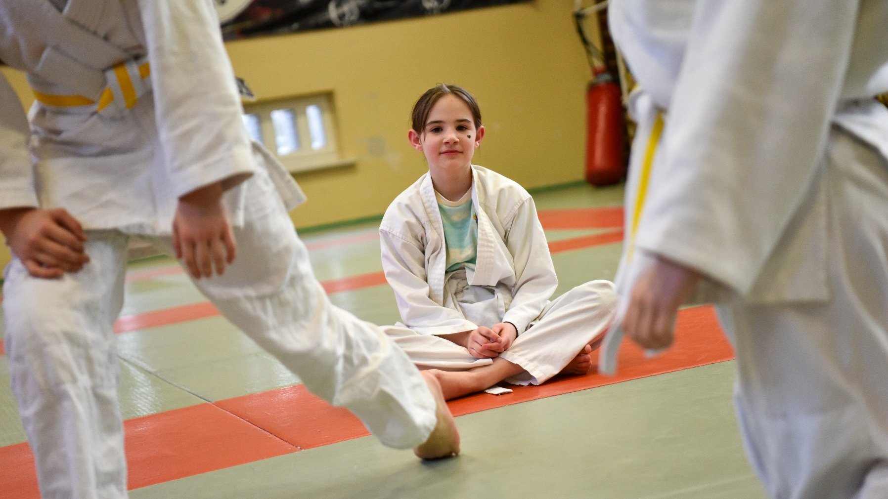 Na zdjęciu zawodniczka judo przygotowująca się do zawodów