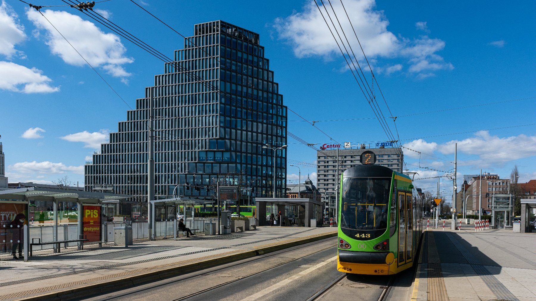 Tramwaje jadące przez most Uniwersytecki