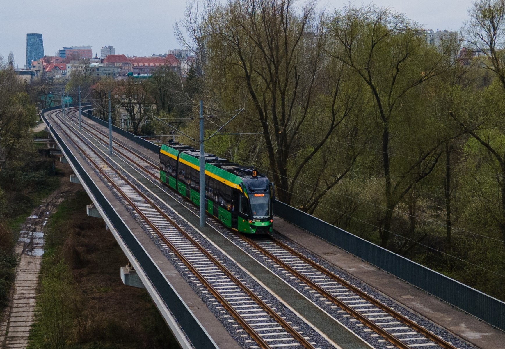 Tramwaj na estakadzie Pestki - grafika artykułu