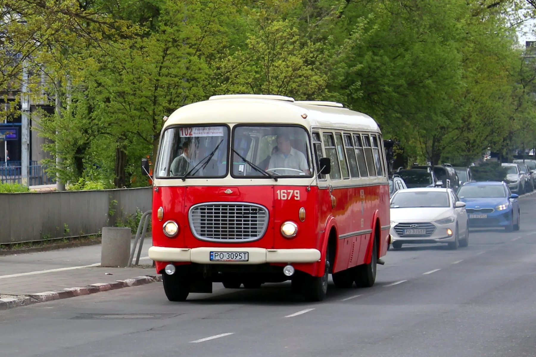 Historyczny autobus tzw. ogórek - grafika artykułu