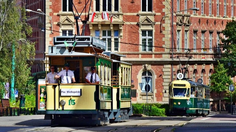 Historyczne tramwaje na placu Cyryla Ratajskiego