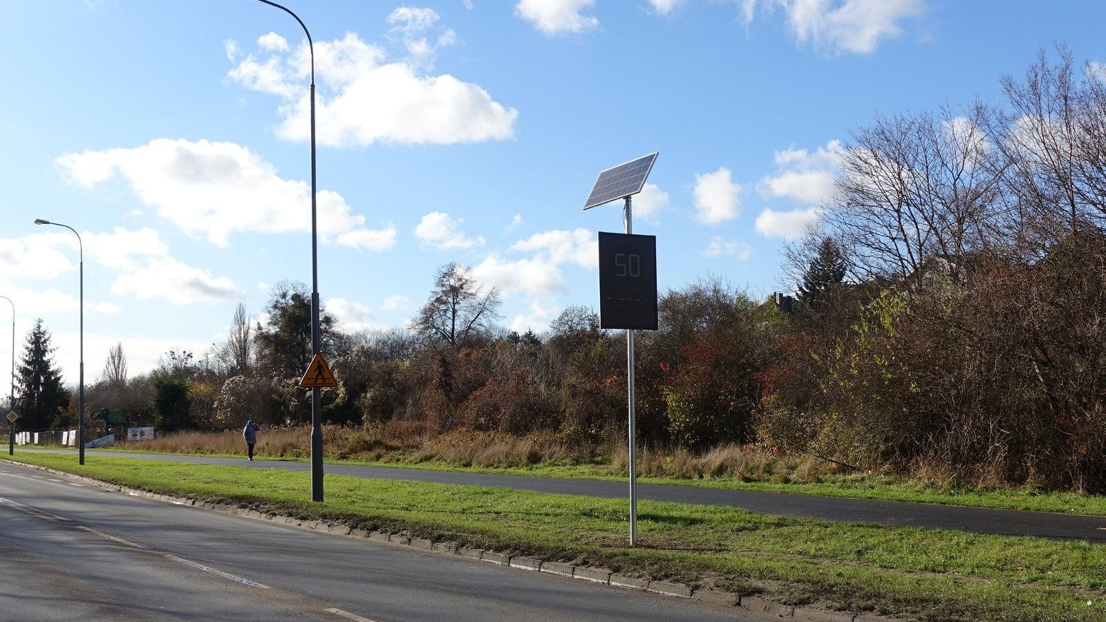 Radar pokazujący prędkość na jednej z poznańskich ulic