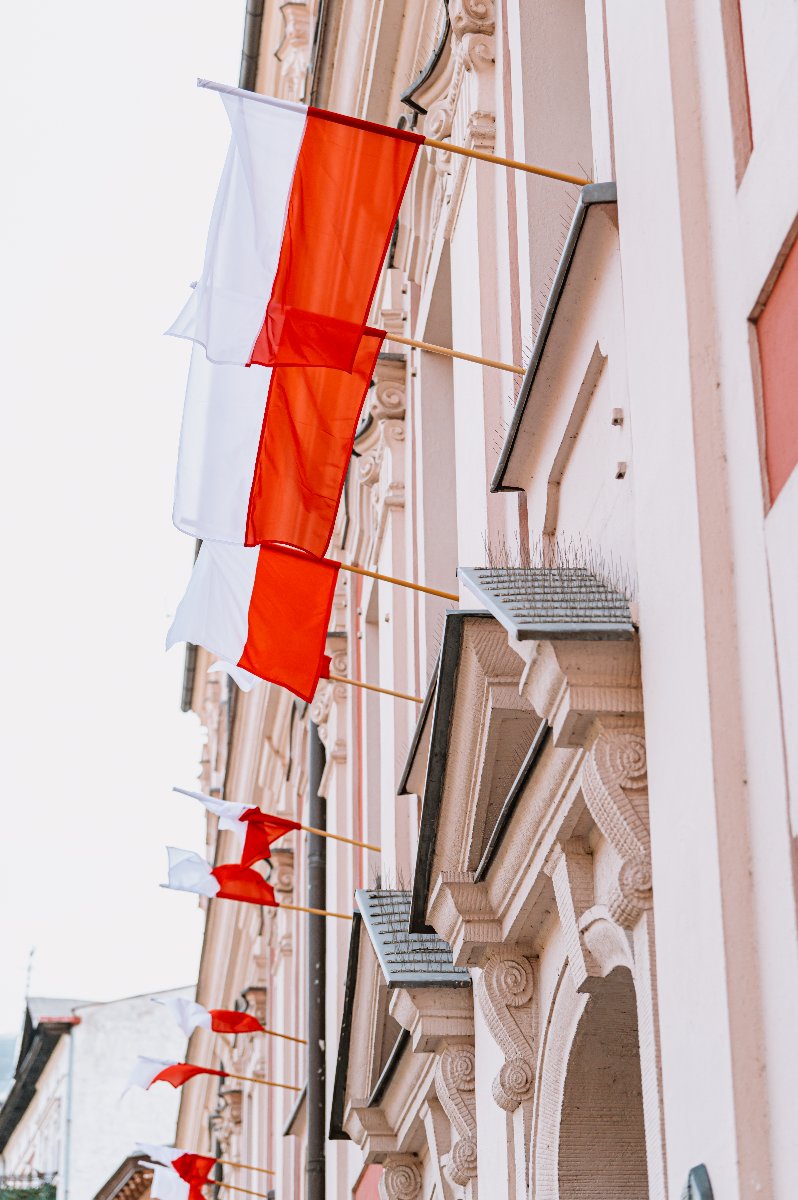 Galeria zdjęć flag w Dniu Flagi - grafika artykułu