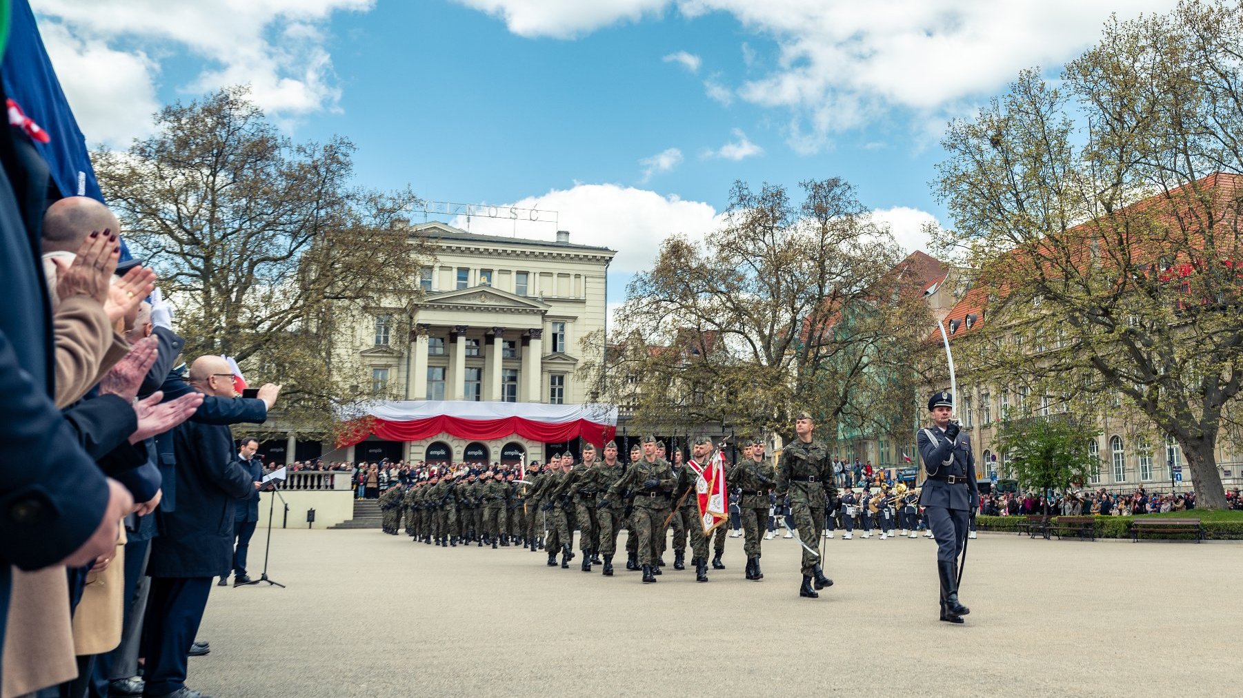 Galeria zdjęć przedstawia obchody Święta Konstytucji 3 Maja w Poznaniu.