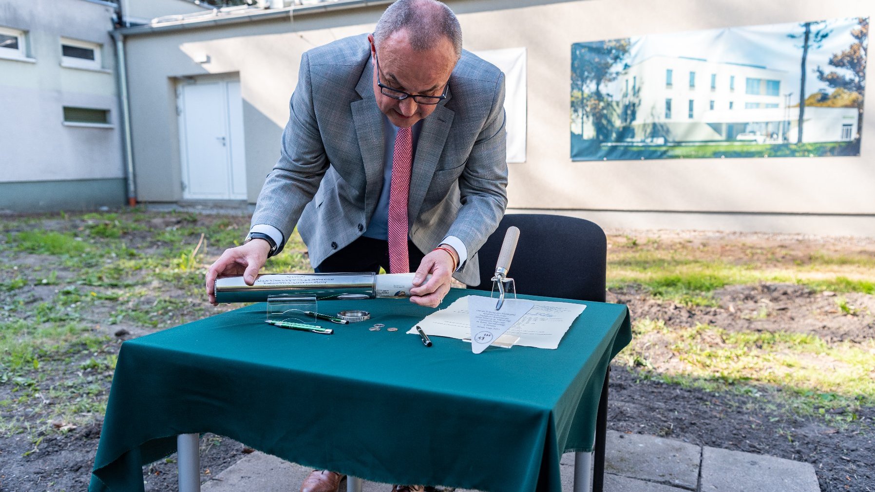 Dyrektor szpiatala im. Degi trzyma w dłoniach akt erekcyjny.