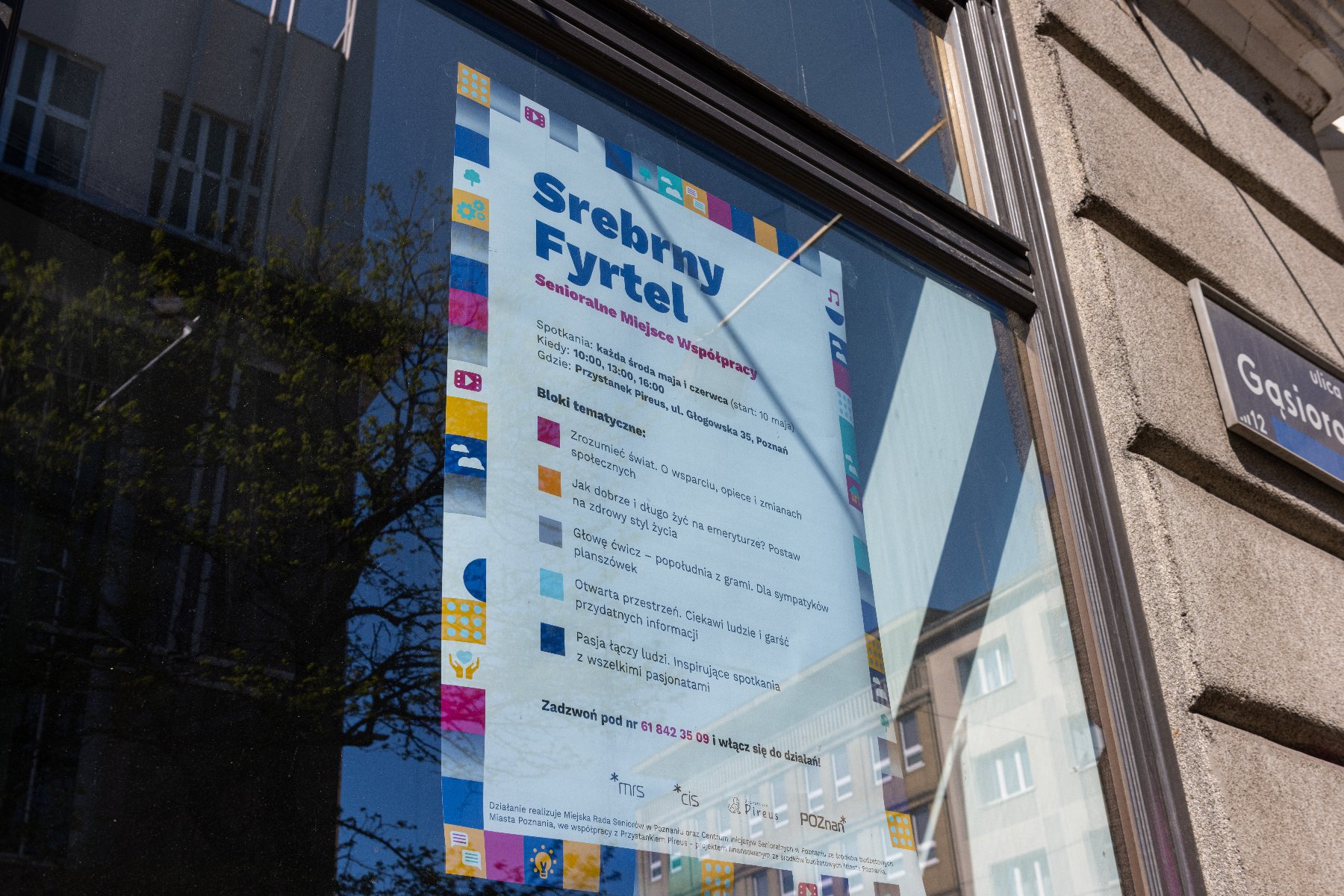 Na zdjęciu okno kamienicy, w nim plakat z napisem Srebrny Fyrtel - grafika artykułu