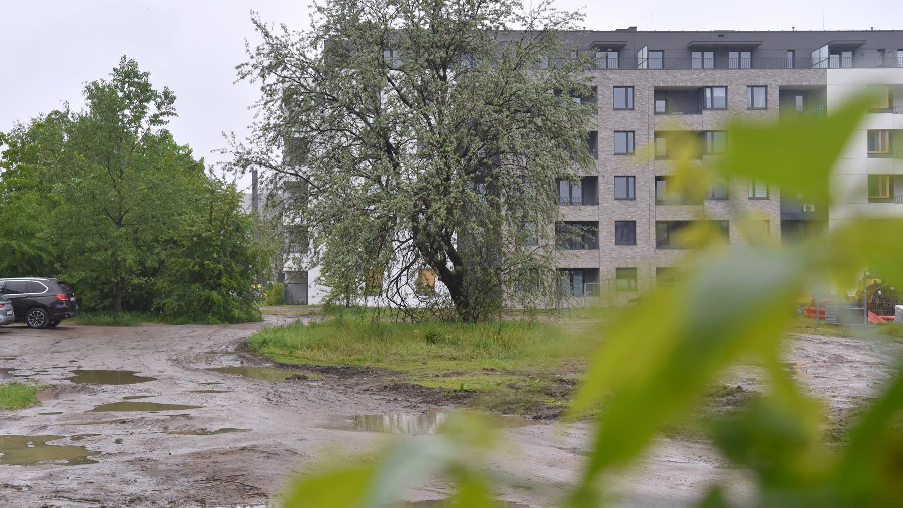 Na zdjęciu plac, na którym ma powstać park, w tle widać blok