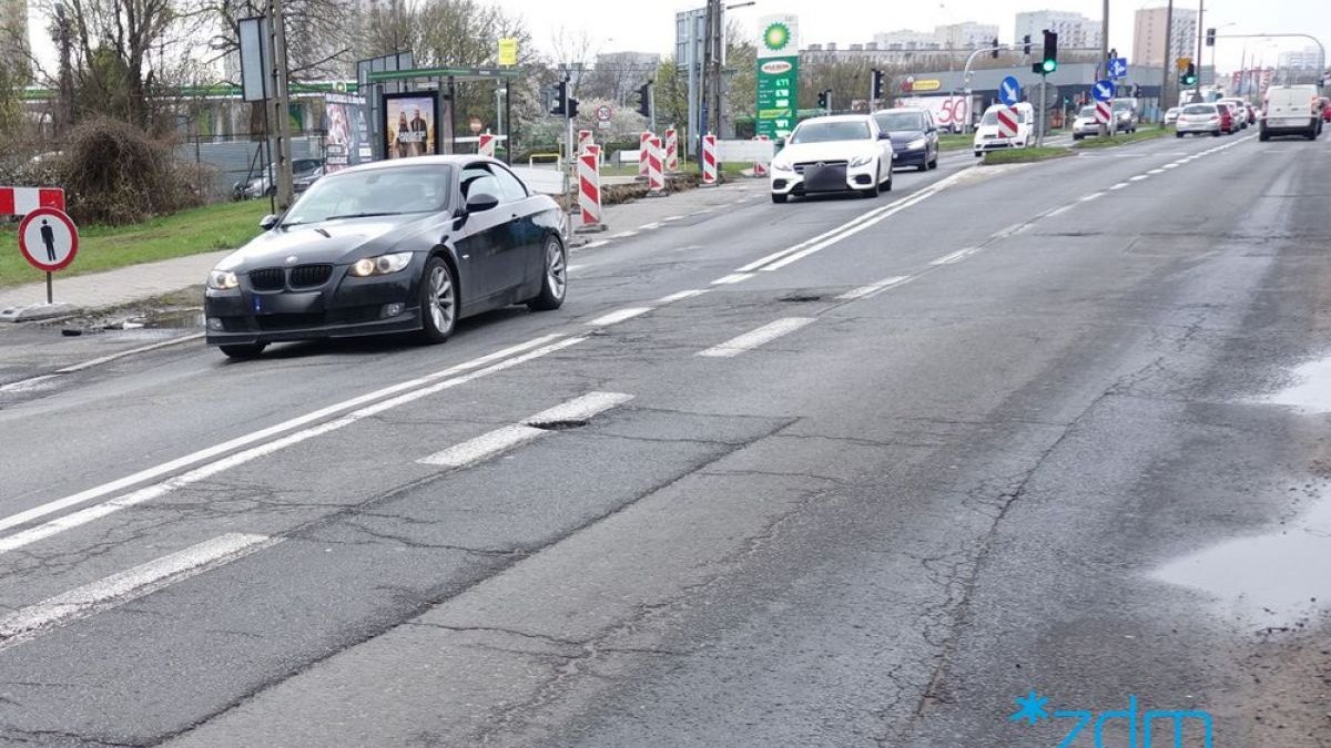 Zniszczona nawierzchnia ul. Umultowskiej przed remontem