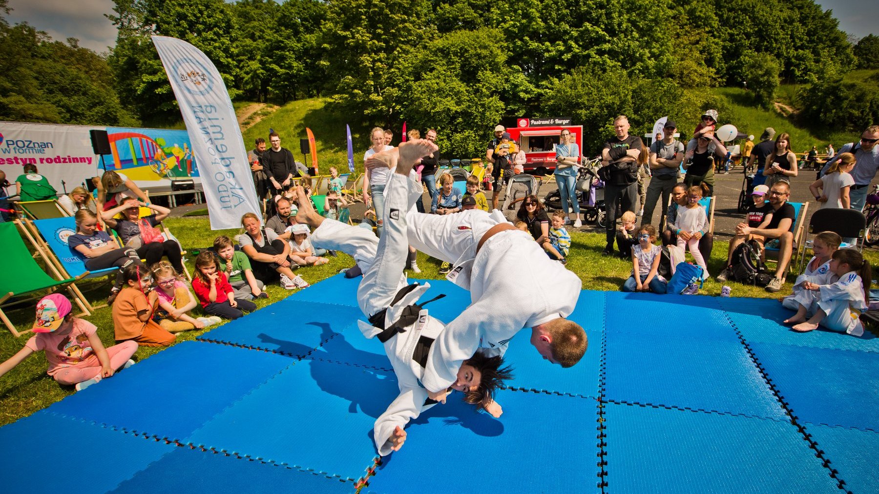 Na zdjęciu chłopcy ćwiczący judo w parku