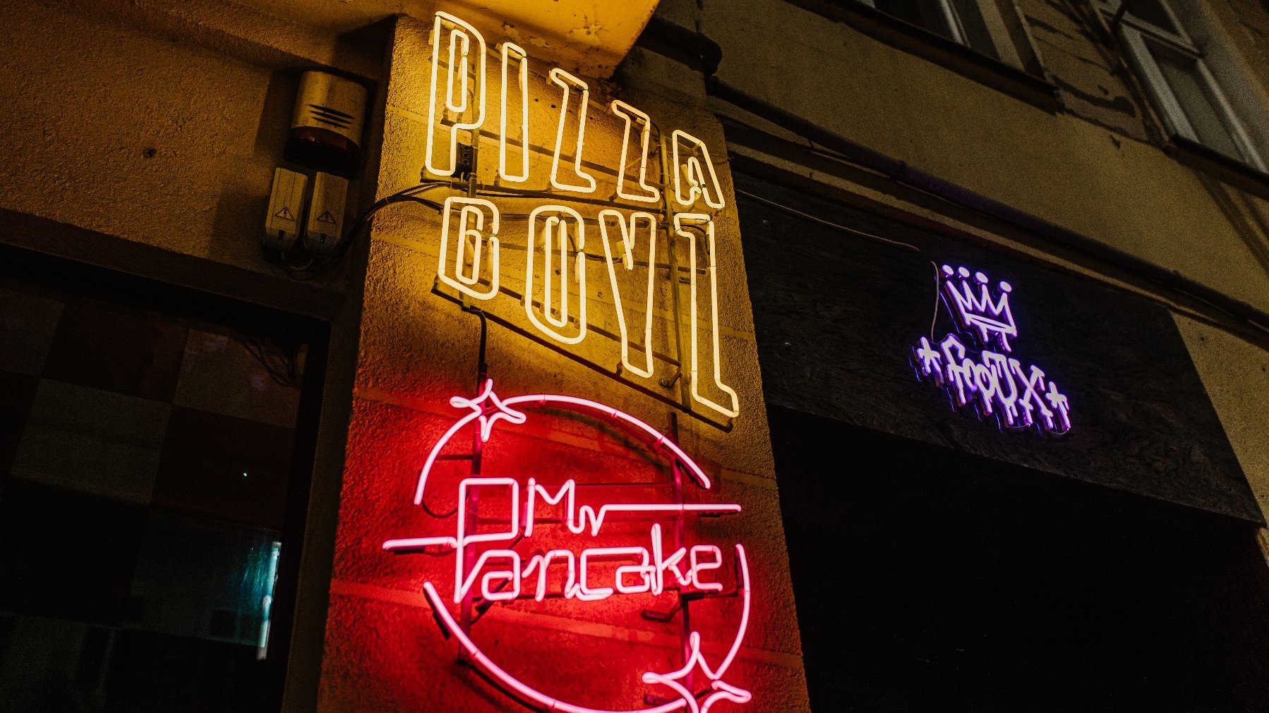 Na zdjęciu neon z napisem Pizza Boyz