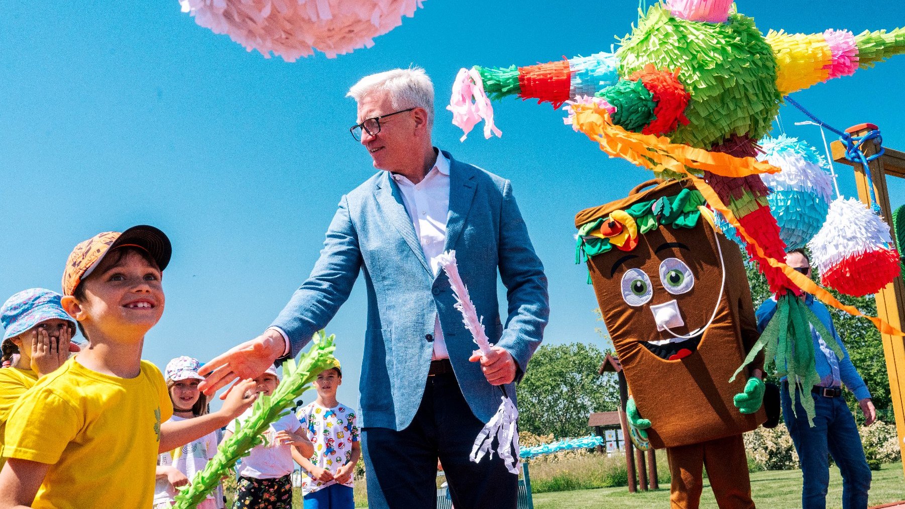 Na zdjęciu prezydent Poznania rozmawiający z dzieckiem