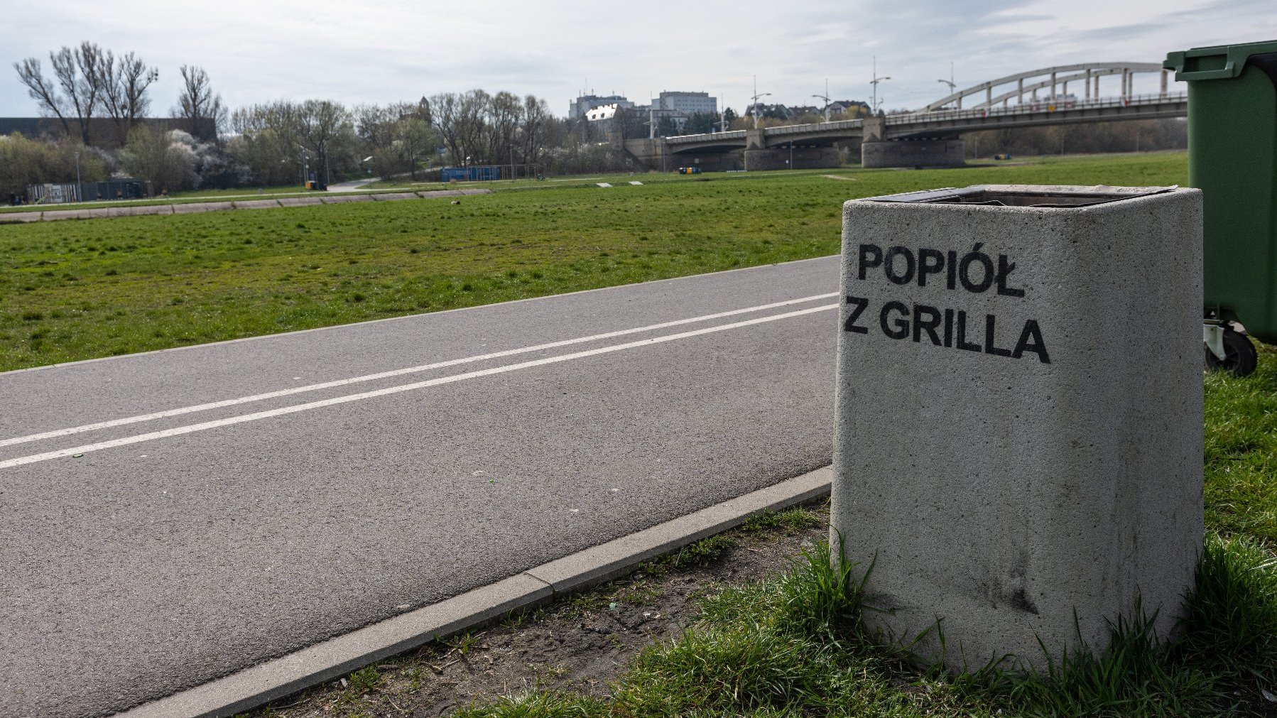 Galeria zdjęć przedstawia kosze na śmieci nad Wartą. Niektóre z nich są nadpalone.