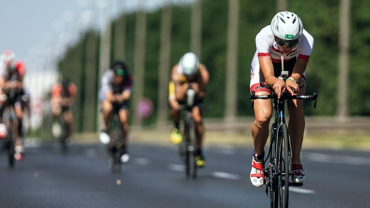 Zawodnicy na trasie rowerowej triathlonu