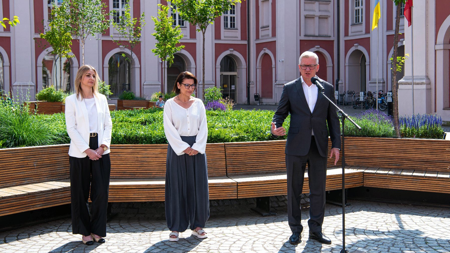 Galeria zdjęc z konferencji prasowej prezydenta miasta, radnej oraz wicedyrektorki szkoły na wolnym dziedzińcu UMP